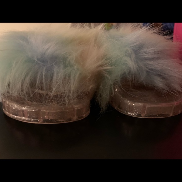 Rainbow faux fur slide - Picture 3 of 4